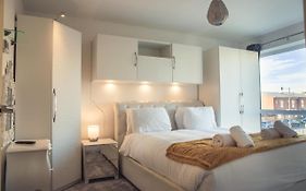 Walking Distance To Etihad And Coop Live Arena With Free Parking